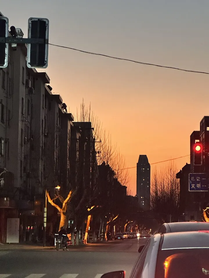 黄昏下班开车等红灯