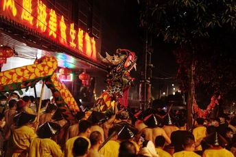 夜晚的节日上有一大群人