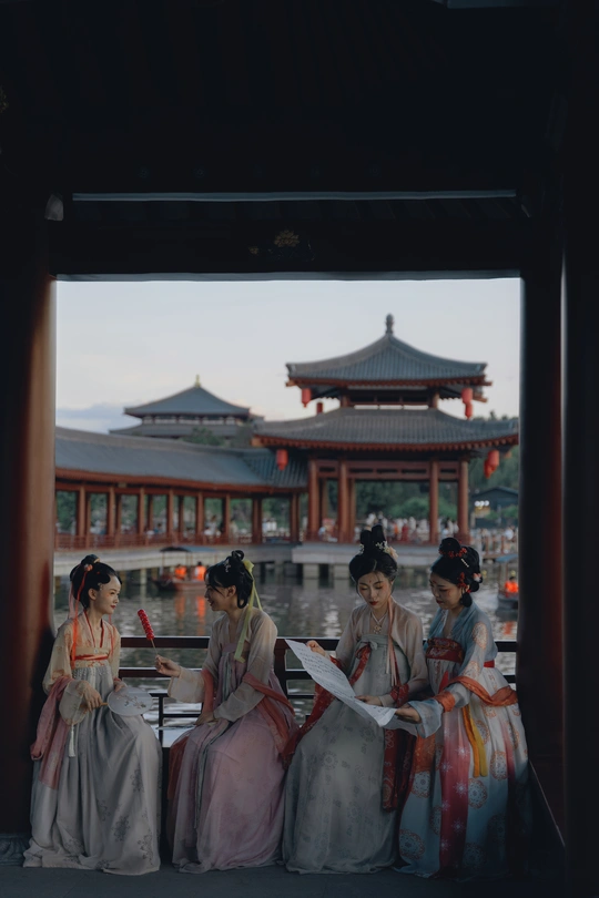 穿过拱门的女孩子们穿着传统服装在建筑物前