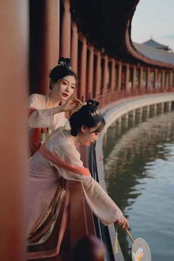 一些女人站在一艘靠近水的船上