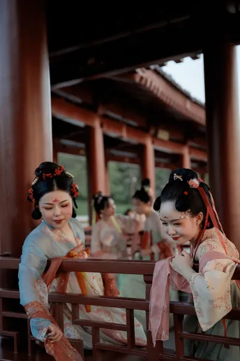 年轻女子穿着传统的和服站在一座寺庙里