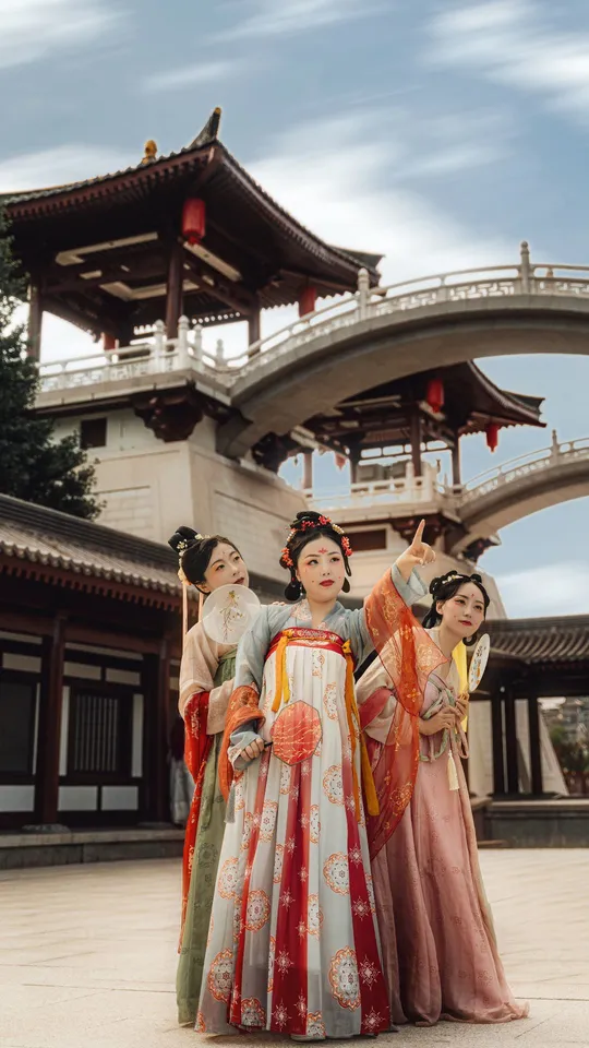 穿着传统服装的女性站在一栋建筑前