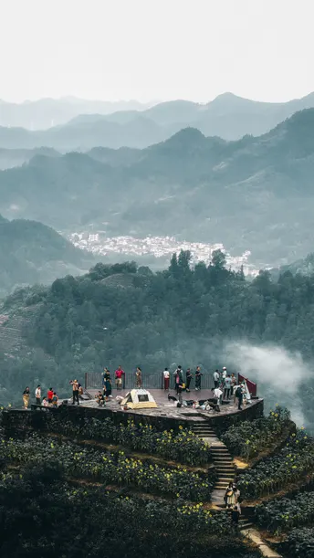 站在山顶俯瞰城市的群人