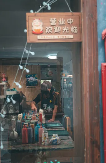 餐厅厨房中一对男女的写照