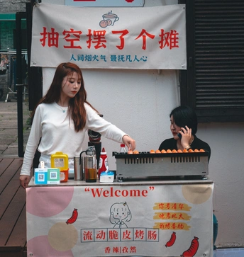一个在打电话卖食物和饮料的女人