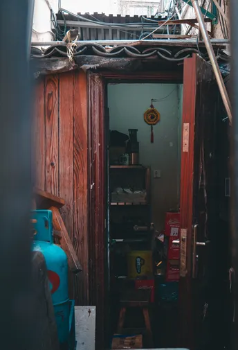 一个带有木门和楼梯的小房间