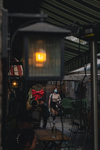 一个人坐在餐厅的户外露台桌子旁