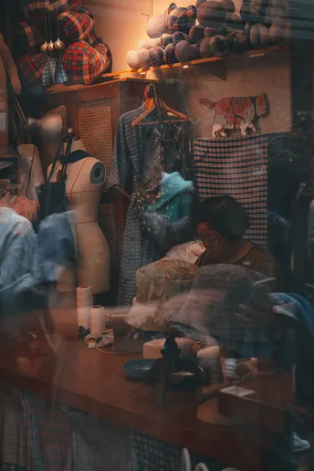 商店窗户上的一对男女的倒影