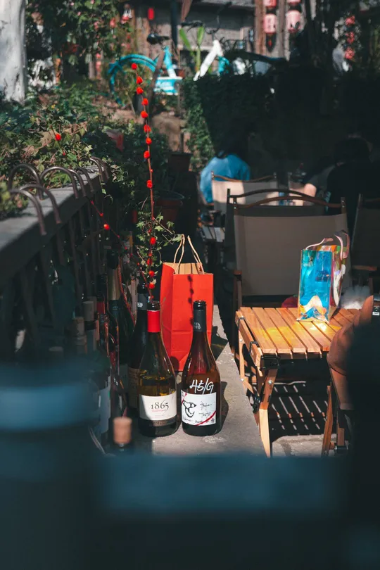 一个带桌椅和酒瓶的阳台