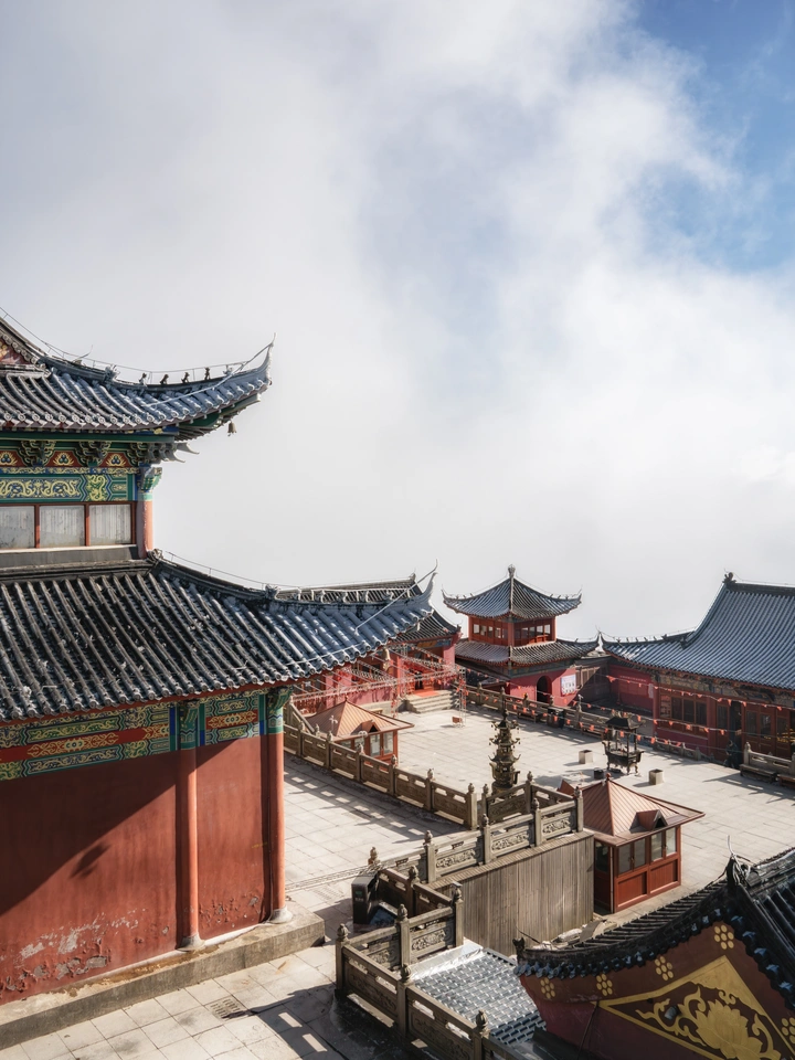 山巅云雾中的寺庙