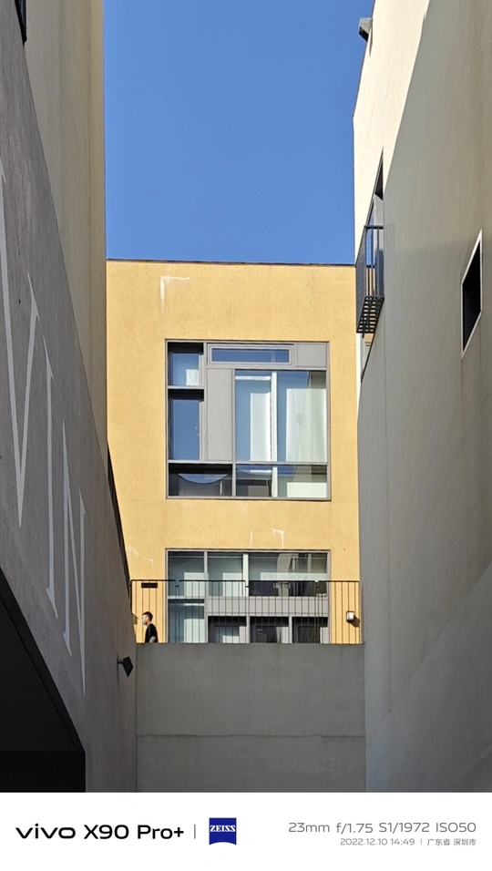 狭窄窗户和阳台的高楼