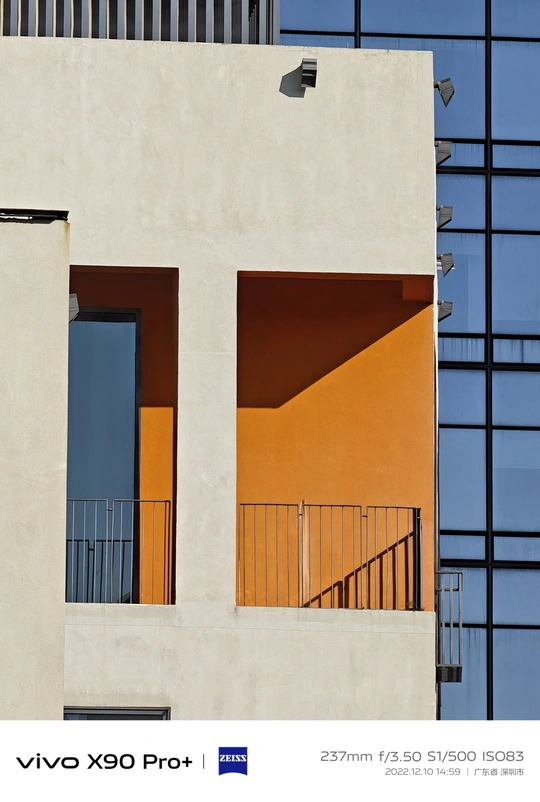 阳光明媚的日子里 一座有很多窗户的建筑。