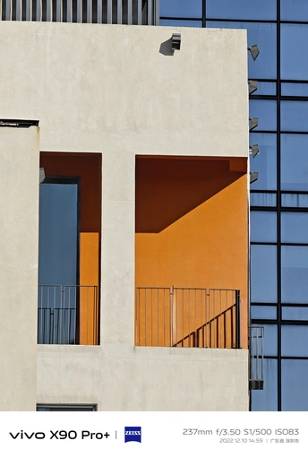 阳光明媚的日子里 一座有很多窗户的建筑。