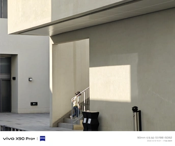 带有楼梯和门以及透过窗户的光的建筑入口