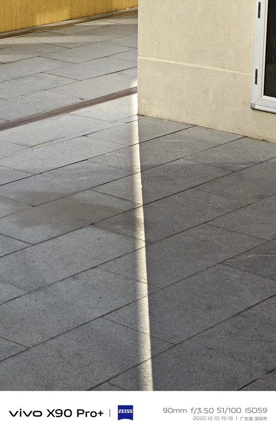 建筑前的人行道上有阴影在地面上