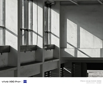 建筑物的墙壁上的光和影