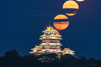 夜晚的佛塔 满月在天空中