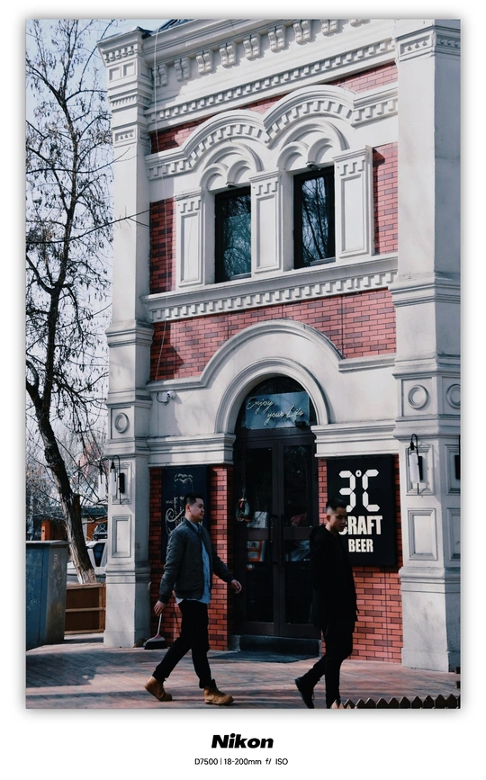 一些男人走在街上