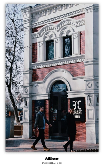 一些男人走在街上