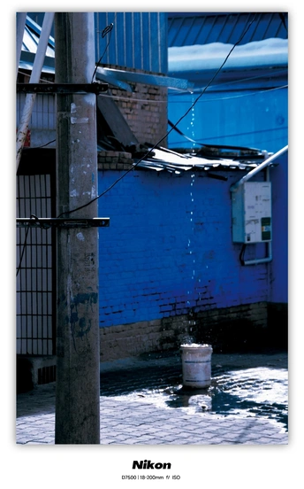 一桶水在蓝色建筑前