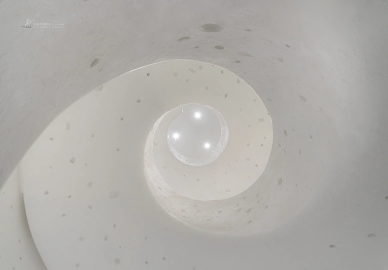 螺旋楼梯 白色天花板