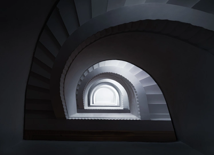 一条黑暗的楼梯 楼梯中央有一个窗户