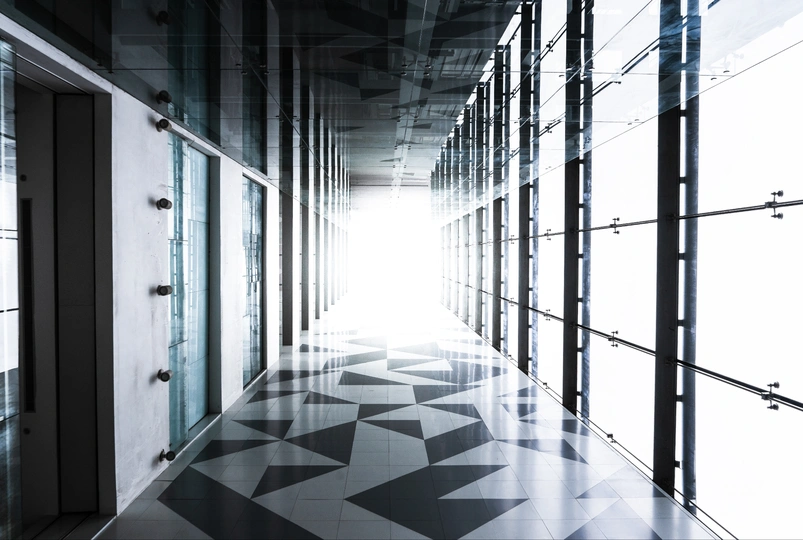 一个现代化的建筑中的长走廊 地面为黑白棋盘式图案。