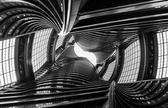 螺旋楼梯的建筑内部