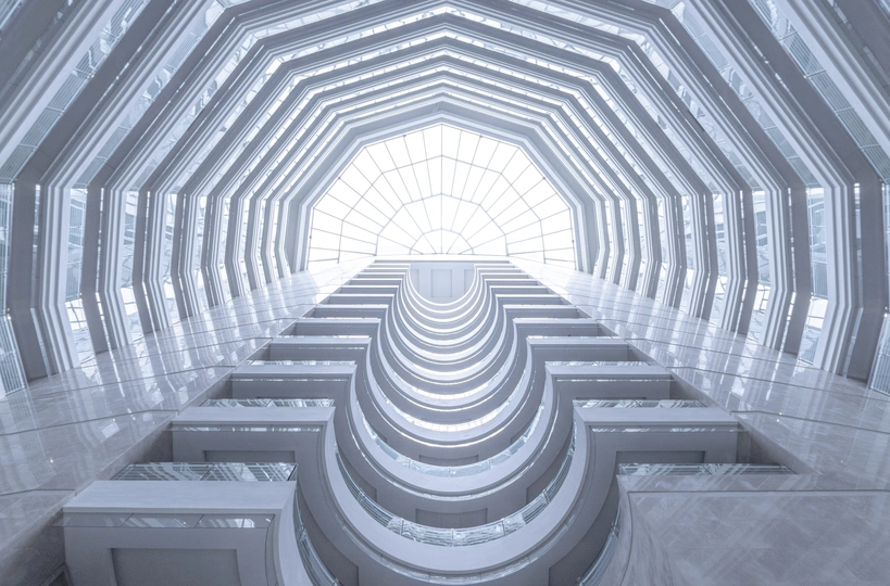 一个大型建筑的3D模型 有一个通向光线的隧道。