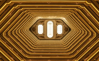 一个带金顶和方形窗户的教堂房间