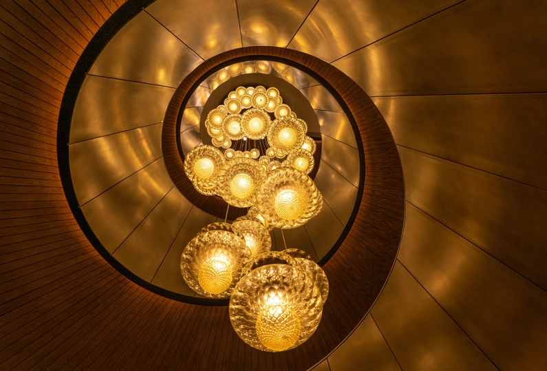 吊顶上挂着一只螺旋楼梯 配有一盏吊灯。