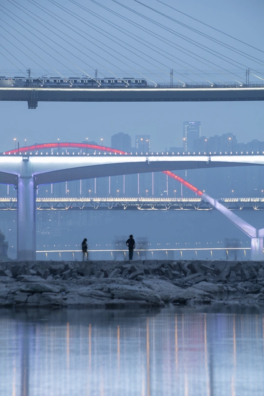 水中的桥上有人行走 背景是城市