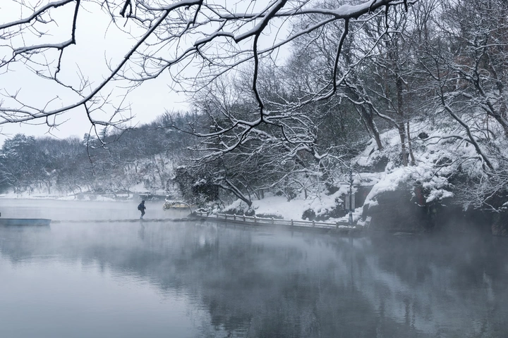 冬雪温泉映游人