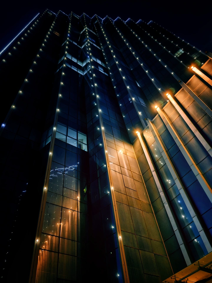 夜间建筑低视角