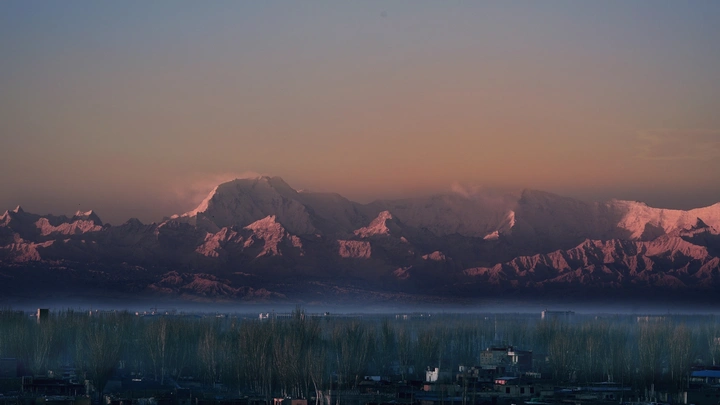 远望天山群峰