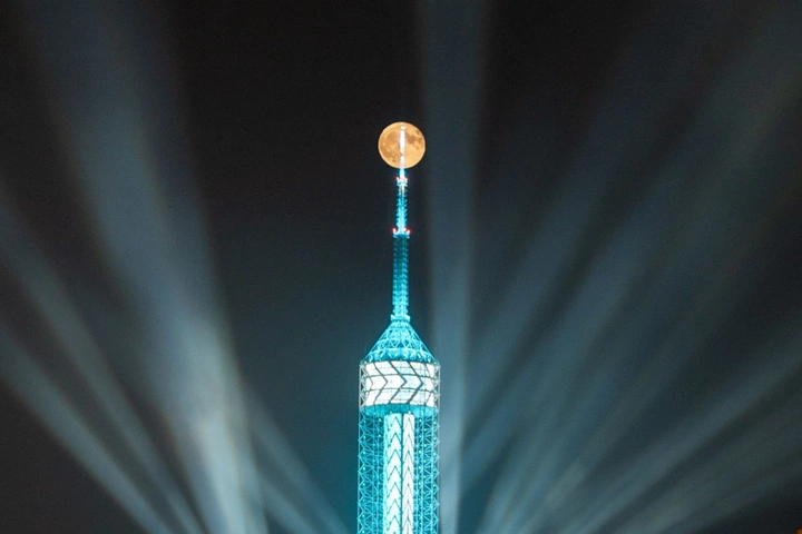 8.2大连电视塔悬月