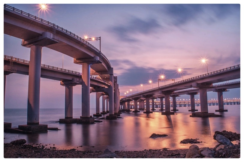 夕阳下跨水长桥