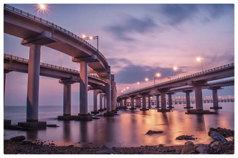 夕阳下跨水长桥