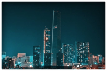 夜晚的城市照片 具有高耸建筑的天际线