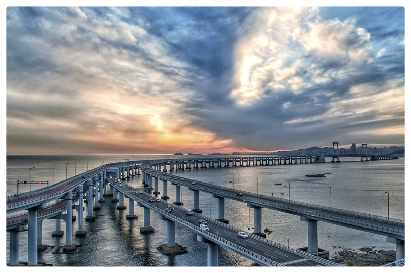 夕阳下横跨在水上的长桥