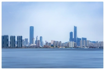 跨水高楼的城市天际线