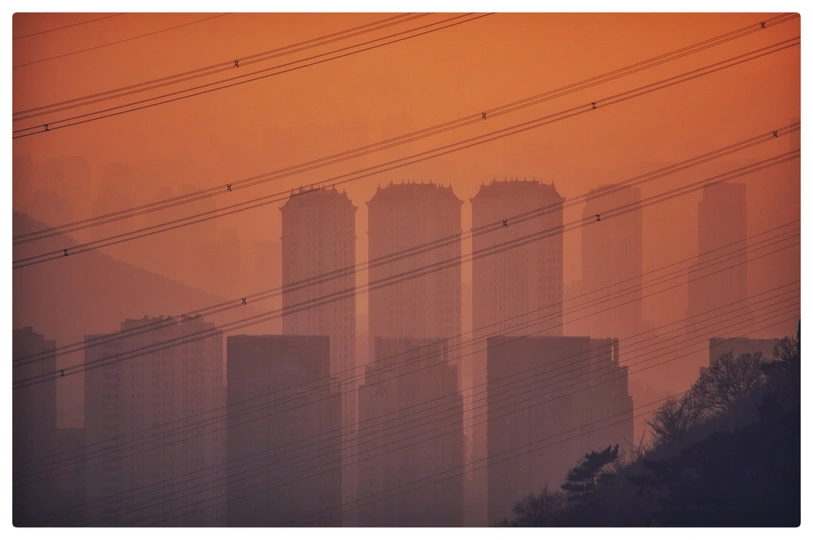 前景中有输电线的模糊的橙色天空的照片