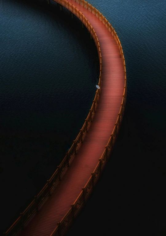 水上长桥的空中视角