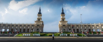 钟楼前面有一座大型建筑