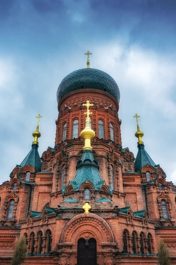 雨天美丽的教堂 金顶在云层之上