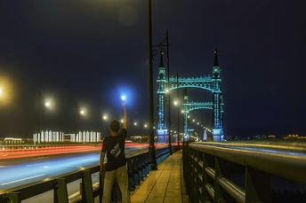 夜晚过桥的一对情侣