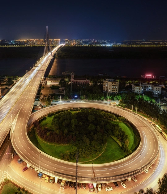 夜晚的城市景观 交通流量较小