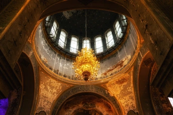 一个带有圆顶、窗户和吊灯的教堂内部