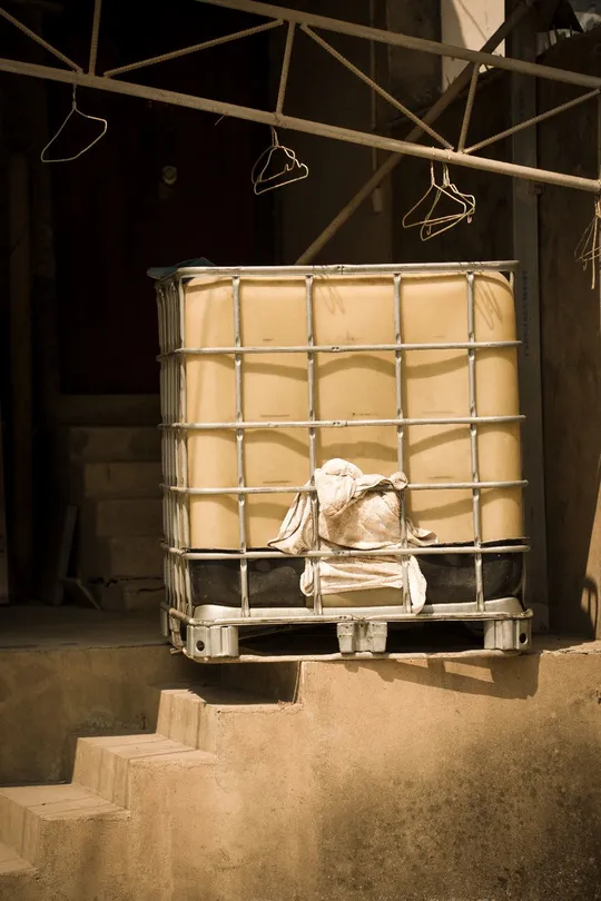 一些货架上有货物 里面有行李