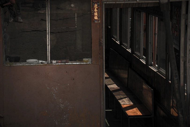 一个黑暗的房间 有门、窗户、书架和书籍。